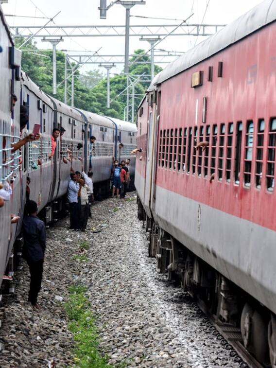 ट्रेन में सबसे अधिक कितने कोच होते हैं?