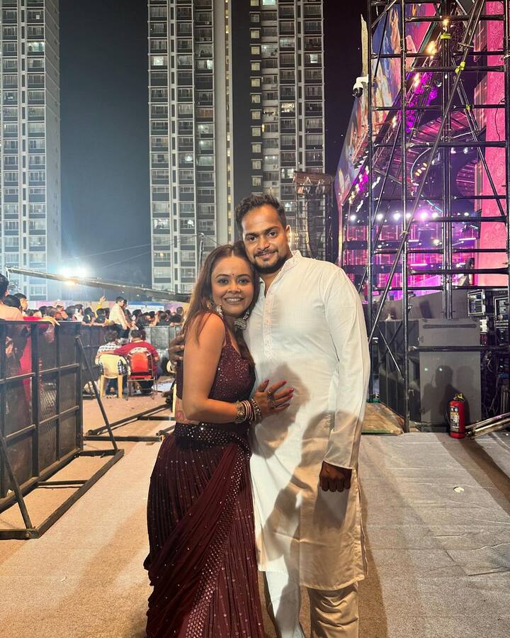 देवोलीना ने अपने पति शहनवाज शेख के साथ ये तस्वीरें अपने इंस्टाग्राम अकाउंट पर शेयर की हैं. जिसमें दोनों एक-दूजे की बाहों में खोए हुए नजर आए.