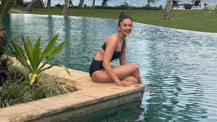 Rakul Preet Singh Photos:  హాట్ సమ్మర్లో  రకుల్ ప్రీత్ సింగ్ ఇలా కూల్ కూల్ గా ఎంజాయ్ చేస్తోంది.  ఆ ఫొటోస్ సోషల్ మీడియా అకౌంట్లో షేర్ చేసింది రకుల్...