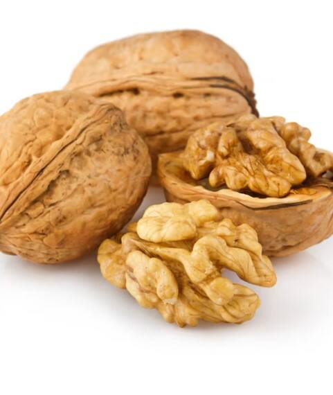 ਗਰਮੀਆਂ ਵਿੱਚ ਤੁਹਾਨੂੰ ਭਿੱਜੇ ਹੋਏ ਅਖਰੋਟ ਖਾਣੇ ਚਾਹੀਦੇ ਹਨ। ਇਸ ਨਾਲ ਗਰਮੀ ਦੂਰ ਹੁੰਦੀ ਹੈ ਅਤੇ ਪੌਸ਼ਟਿਕ ਤੱਤ ਵਧਦੇ ਹਨ। ਅਖਰੋਟ ਦੇ ਦਾਣੇ ਨੂੰ ਸਾਫ਼ ਪਾਣੀ ਵਿੱਚ ਰਾਤ ਭਰ ਭਿਓਂ ਕੇ ਰੱਖੋ ਅਤੇ ਸਵੇਰੇ ਭਿੱਜੇ ਹੋਏ ਅਖਰੋਟ ਨੂੰ ਖਾਓ। ਹਾਲਾਂਕਿ, ਸਰਦੀਆਂ ਵਿੱਚ ਤੁਸੀਂ ਅਖਰੋਟ ਨੂੰ ਬਿਨਾਂ ਭਿੱਜ ਕੇ ਖਾ ਸਕਦੇ ਹੋ।