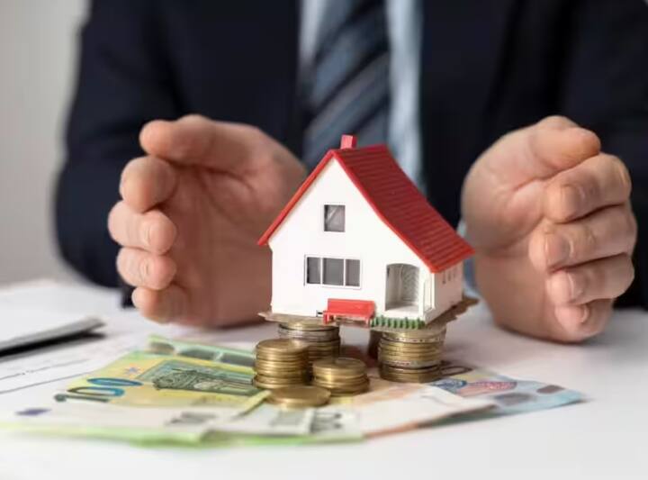 तुम्ही पंजाब नॅशनल बँकेकडून गृहकर्ज घेत असाल तर तुम्हाला 8.40 ते 10.10 टक्के व्याज द्यावे लागेल. हा व्याजदर फक्त दहा वर्षे कालावधीच्या गृहकर्जासाठी आहे. दहा वर्षांपेक्षा अधिक काळासाठी गृहकर्ज घेतल्यास व्याजदरात वाढ होऊ शकते.