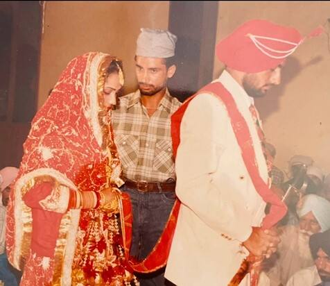 ਬਿੰਦੂ ਬਰਾੜ ਦੀਆਂ ਇਨ੍ਹਾਂ ਤਸਵੀਰਾਂ ਉੱਪਰ ਪ੍ਰਸ਼ੰਸਕ ਵੀ ਆਪਣਾ ਪਿਆਰ ਲੁੱਟਾ ਰਹੇ ਹਨ। ਇੱਕ ਯੂਜ਼ਰ ਨੇ ਕਮੈਂਟ ਕਰਦਿਆਂ ਲਿਖਿਆ, ਨਜ਼ਰ ਲੱਗ ਗੀ ਜੀ ਤੁਹਾਡੀ ਜੋੜੀ ਨੂੰ 🙏.. ਇਸ ਤੋਂ ਇਲਾਵਾ ਇੱਕ ਹੋਰ ਯੂਜ਼ਰ ਨੇ ਲਿਖਦੇ ਹੋਏ ਕਿਹਾ ਦੁਆਵਾ ਤੇ ਪਿਆਰ ਦੋਵਾ ਨੂਂ ❤️👏...