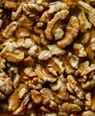 ਅਖਰੋਟ ਖਾਣ ਨਾਲ ਦਿਮਾਗ ਤੇਜ਼ ਅਤੇ ਕਿਰਿਆਸ਼ੀਲ ਹੁੰਦਾ ਹੈ। ਗਰਮੀਆਂ ਵਿੱਚ ਅਖਰੋਟ ਨੂੰ ਪਾਣੀ ਵਿੱਚ ਭਿਓਂ ਕੇ ਖਾਣਾ ਚਾਹੀਦਾ ਹੈ। ਇਹ ਅਖਰੋਟ ਨੂੰ ਜ਼ਿਆਦਾ ਪੌਸ਼ਟਿਕ ਬਣਾਉਂਦਾ ਹੈ ਅਤੇ ਗਰਮੀ ਨੂੰ ਦੂਰ ਕਰਦਾ ਹੈ। ਜਾਣੋ ਇੱਕ ਦਿਨ ਵਿੱਚ ਕਿੰਨੇ ਅਖਰੋਟ ਖਾਣੇ ਚਾਹੀਦੇ ਹਨ?