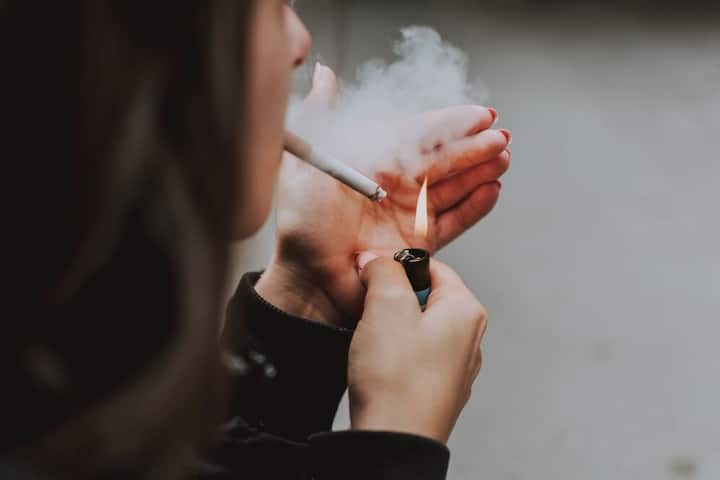धूम्रपान सेहत के साथ-साथ त्वचा के लिए भी काफी नुकसानदायक होता है. ऐसा करने से स्किन डैमेज होने लगती है.