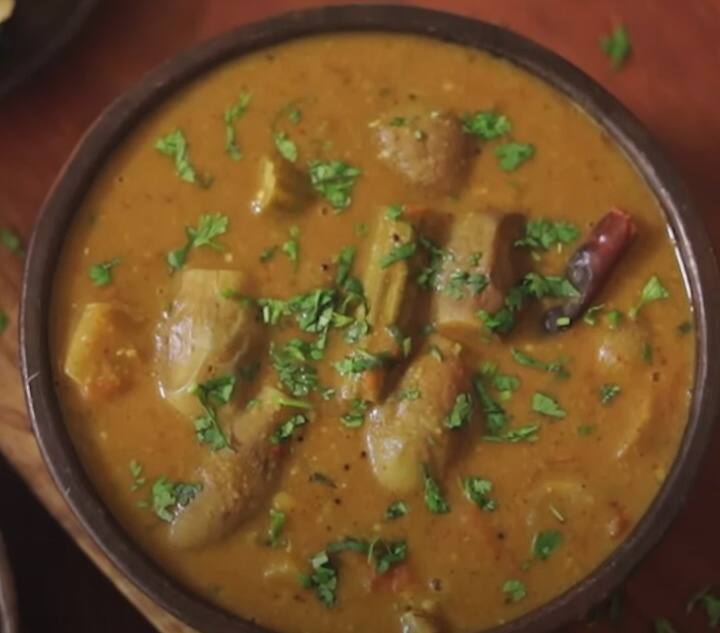 குழம்பு கெட்டியாக இருப்பதற்கு தேங்காய் அரைத்து சேர்ப்பதற்கு பதில், வெங்காயத்தையும், பீர்கங்காயையும் அரைத்து சேர்க்கலாம்