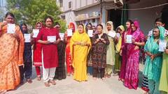 प्रयागराज में किन्नर अखाड़े के संतों ने डाला वोट, गीत और भजन भी गाए, देखें तस्वीरें