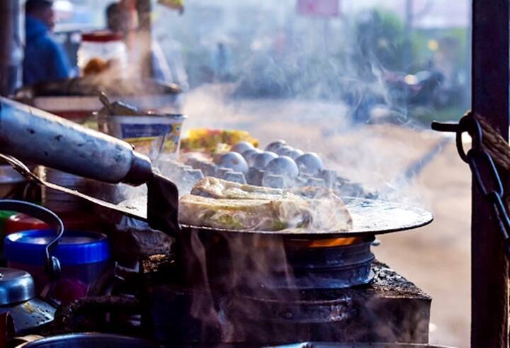 નૉન-વેજ ખાનારા લોકો દેશના દરેક રાજ્યમાં હાજર છે, પરંતુ તમને જાણીને નવાઈ લાગશે કે દેશના દરેક રાજ્યમાં નૉન-વેજ ખાનારા લોકોની સંખ્યા ઓછી છે. આવી સ્થિતિમાં આજે આપણે જાણીએ કે સૌથી વધુ નૉન-વેજ ખાનારા લોકો કયા રાજ્યમાં રહે છે.
