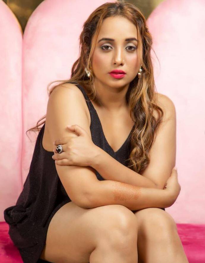 રાની ચેટર્જી તેના બોલ્ડ અંદાજને લઈ ચર્ચામાં રહે છે. રાની ચેટર્જીની હોટ તસવીરો સોશિયલ મીડિયામાં વાયરલ થઈ રહી છે.