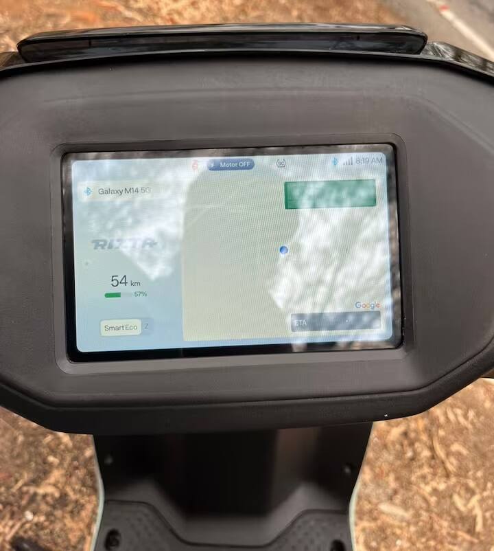 આ સ્કૂટરમાં TFT ડિસ્પ્લે છે, જેની સાથે સ્માર્ટફોનને સરળતાથી કનેક્ટ કરી શકાય છે, જેથી તમે નેવિગેશન એલર્ટ પણ મેળવી શકો. તમે તમારા સ્કૂટરનું લોકેશન પણ ટ્રેક કરી શકશો.