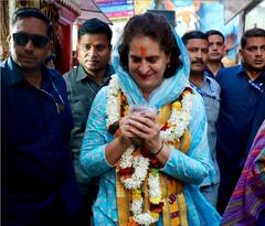 वाराणसी में रोड शो से पहले प्रियंका गांधी-डिंपल यादव ने किए 'काशी के कोतवाल' के दर्शन, देखें तस्वीरें