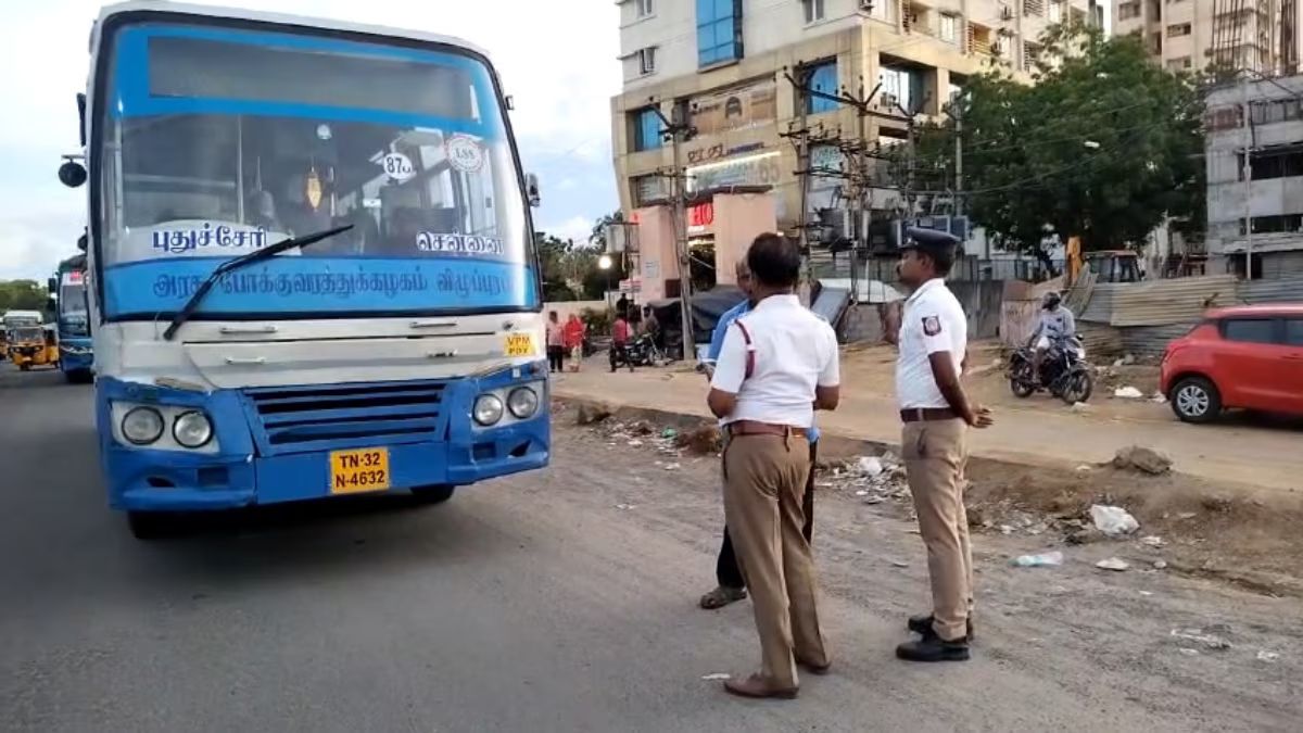 TN Police - Conductor: பிரச்னையை கிளப்பிய நடத்துநர்- காவலர்: டீ குடித்து, கட்டிப்பிடித்து சமரசம்!