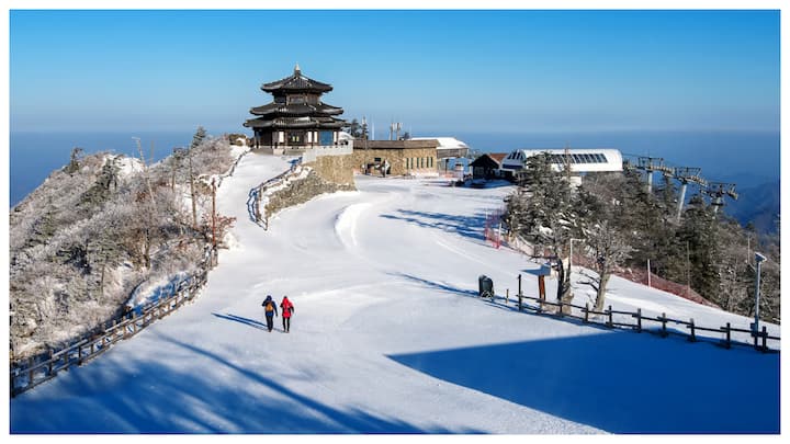 नेपाल : नेपाल भारत का पड़ोसी देश है और यहां की यात्रा बहुत सस्ती है. नेपाल की राजधानी काठमांडू अपने प्राचीन मंदिरों और सुंदर पहाड़ों के लिए प्रसिद्ध है. आप यहां एडवेंचर स्पोर्ट्स जैसे ट्रेकिंग और माउंटेन क्लाइम्बिंग का मजा भी ले सकते हैं.