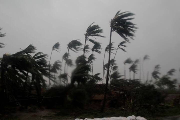 শনিবার পর্যন্ত পাওয়া খবর অনুসারে, পূর্ব-মধ্য বঙ্গোপসাগরের উপর নিম্নচাপটি গত ৬ ঘন্টায় ১৫ কিলোমিটার বেগে উত্তর-উত্তরপূর্ব  অভিমুখে এগিয়ে চলেছে। ধীরে ধীরে গভীর নিম্নচাপে পরিণত হয়েছে রেমাল।