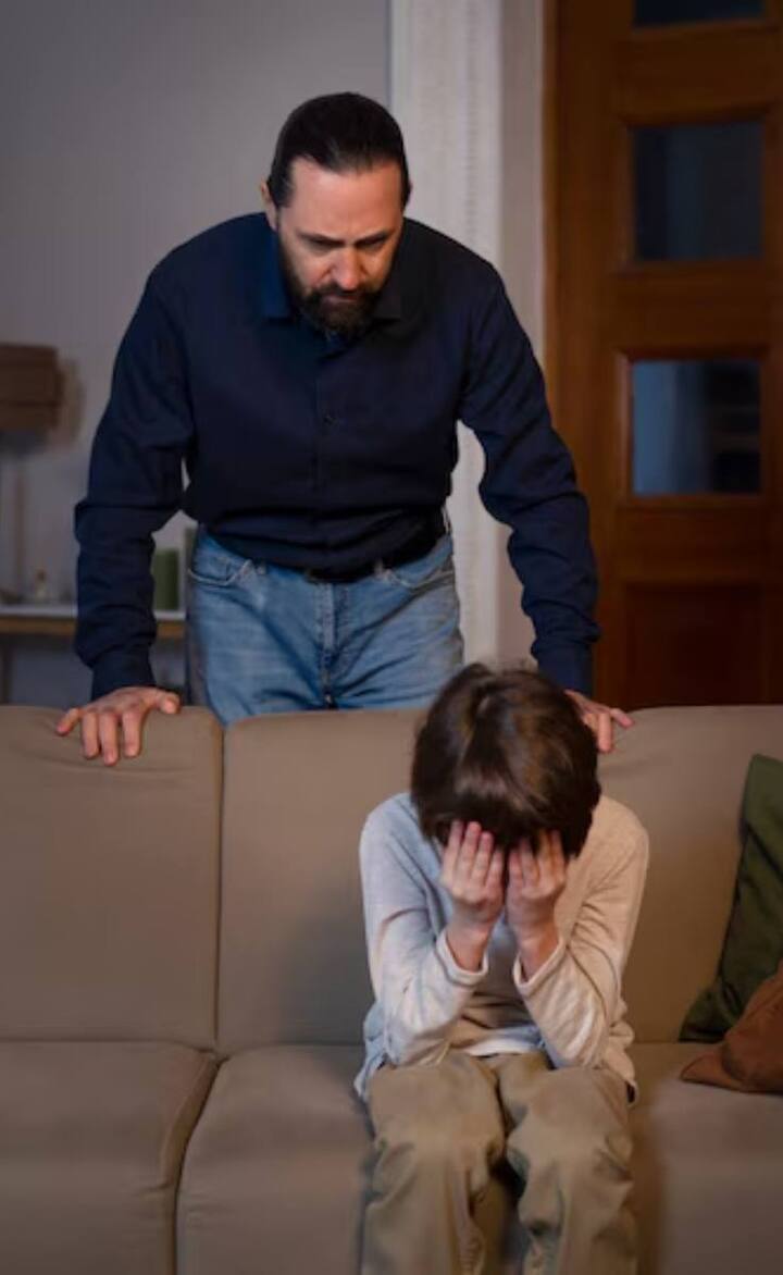 ओवर प्रोटेक्टिव- अपने बच्चे को एक सुरक्षित बुलबुले में रखने से काफी हद तक चिंता दूर हो जाती है लेकिन उन्हें बाधाओं से बचाने से उनके विकास में बाधा आती है. अपने आप को मार्गदर्शक समझें, अभिभावक नहीं. अपने बच्चों को जीवन का अनुभव करने की अनुमति दें, भले ही इसे छोड़ना डरावना हो. उन्हें जीवन में आने वाली किसी भी परिस्थिति को संभालना सिखाएं न कि उस परिस्थिती को अनुभव करने से ही रोक लें.