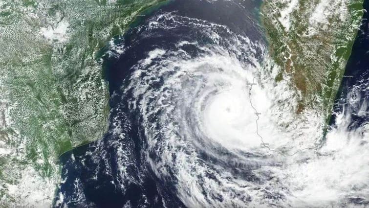 Remal Cyclone Hit On Sunday 26th May at odisha west bengal bangladesh IMD issue heavy rain alert Marathi News सोसाट्याचा वारा, कोसळणाऱ्या धारा; आज किनाऱ्यावर धडकणार 'रेमल' चक्रीवादळ; NDRF ही सज्ज, महाराष्ट्रालाही धोका?