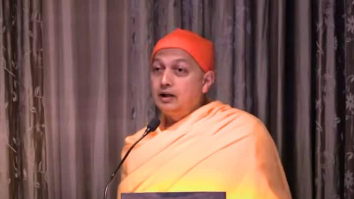 অস্থির সময়ে সবকিছুই যেন অস্থির ও টালমাটাল। তার মধ্যেই দিশা দেখান কিছু পুণ্যপ্রাণ মানব। স্বামী সর্বপ্রিয়ানন্দ তেমনই একজন।(ছবি ঋণ - vedantany.org)