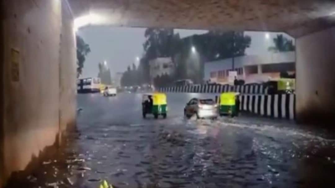 Bengaluru Rains : बंगळुरू महापालिकेने दर्शवला डेंजर झोन, पुरग्रस्तांसाठी धोक्याचा पूर्वसूचना Bengaluru Rain Bruhat Bengaluru Mahanagara Palika Urges Public to Avoid Underpasses Without Visible Danger Markings Marathi News Bengaluru Rains : बंगळुरू महापालिकेने दर्शवला डेंजर झोन, पुरग्रस्तांसाठी धोक्याचा पूर्वसूचना
