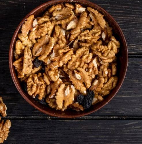 ਰੋਜ਼ਾਨਾ ਅਖਰੋਟ ਖਾਣ ਨਾਲ ਦਿਮਾਗ ਤੇਜ਼ ਹੁੰਦਾ ਹੈ। ਅਖਰੋਟ ਖਾਣ ਨਾਲ ਯਾਦਦਾਸ਼ਤ ਵਧਦੀ ਹੈ। ਅਖਰੋਟ 'ਚ ਐਂਟੀ-ਆਕਸੀਡੈਂਟ ਪਾਏ ਜਾਂਦੇ ਹਨ ਜੋ ਦਿਲ ਲਈ ਵੀ ਫਾਇਦੇਮੰਦ ਹੁੰਦੇ ਹਨ।