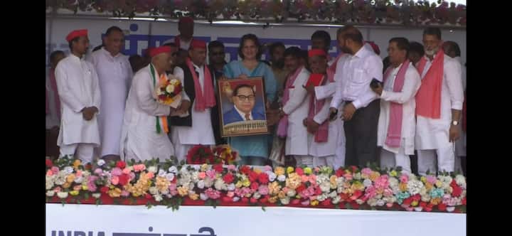 गोरखपुर के सहारा स्टेट ग्राउंड में शनिवार को गठबंधन की सपा-कांग्रेस की रैली में सपा के राष्ट्रीय अध्यक्ष और पूर्व मुख्यमंत्री अखिलेश यादव ने बीजेपी पर निशाना साधते हुए कहा कि इस दुपहरी में थोड़ी बहुत छाया मिल रही है. युवा चारों तरफ गमछे से जो धूप बचाकर खड़े हैं, उन्हें धन्यवाद देते हैं. उन्होंने कहा कि बीजेपी का जो गोरखधंधा चल रहा है, उसे खत्म कर देंगे. पिछले 10 साल से जिनकी सरकार चल रही है, वो झूठे वादे कर रहे हैं. वे 400 पार नहीं, 400 हार जाएंगे. वे ये बताएं कि 543 में कितनी 400 पार बन रही है. उन्हें जनता 143 नहीं, 40 के लिए भी तरसा देगी. लोगों का गुस्सा बढ़ता जा रहा है.