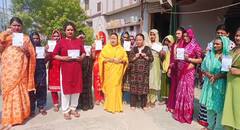 प्रयागराज में किन्नर अखाड़े के संतों ने डाला वोट, गीत और भजन भी गाए, देखें तस्वीरें