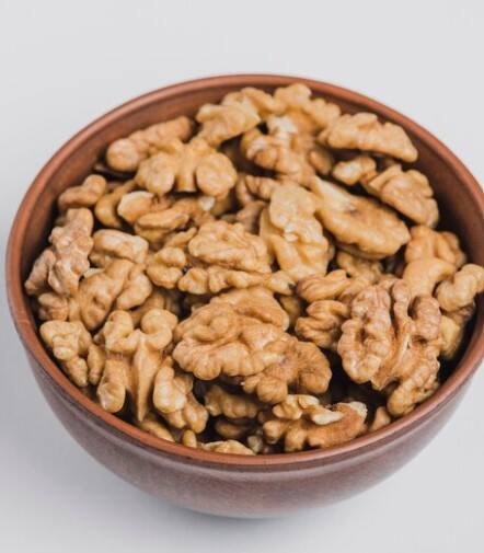 ਅਖਰੋਟ ਤਣਾਅ ਨੂੰ ਦੂਰ ਕਰਨ ਅਤੇ ਨੀਂਦ ਨੂੰ ਬਿਹਤਰ ਬਣਾਉਣ ਵਿੱਚ ਮਦਦ ਕਰਦਾ ਹੈ। ਇਸ ਨਾਲ ਬਲੱਡ ਪ੍ਰੈਸ਼ਰ ਨੂੰ ਕੰਟਰੋਲ ਕਰਨ 'ਚ ਵੀ ਮਦਦ ਮਿਲਦੀ ਹੈ। ਅਖਰੋਟ ਖਰਾਬ ਕੋਲੈਸਟ੍ਰਾਲ ਨੂੰ ਘੱਟ ਕਰਨ 'ਚ ਮਦਦ ਕਰਦਾ ਹੈ।