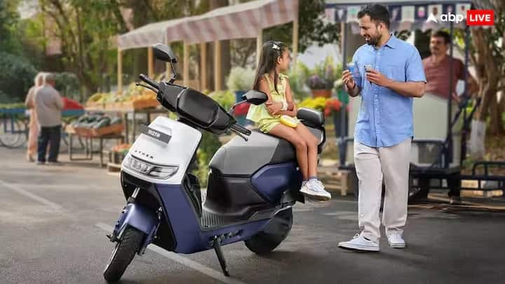 Ather Rizta Family Scooter:  એથર એનર્જીએ થોડા સમય પહેલા ભારતીય બજારમાં નવું ફેમિલી સ્કૂટર લોન્ચ કર્યું હતું. આ સ્કૂટરમાં ઘણી લાંબી સીટ છે. ઉપરાંત, આ સ્કૂટર સસ્તું ભાવે આવ્યું છે.