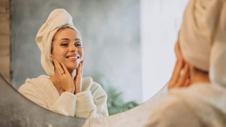 Skin Care Tips:  हर कोई खूबसूरत दिखना चाहता है. ऐसे में लोग कई कोशिश भी करते हैं, लेकिन कुछ आदतें ऐसी होती है, जो आपकी त्वचा को नुकसान पहुंचा सकती है. 
