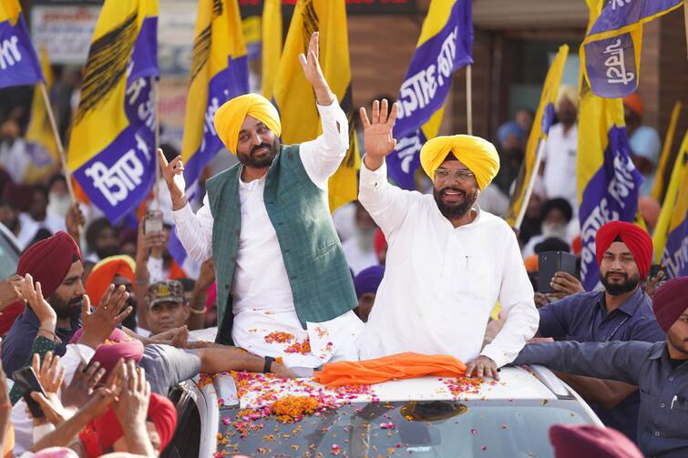 CM Bhagwant Mann campaigned for Kuldeep Dhaliwal in Raja Sansi Punjab Politics: ਮਜੀਠੇ ਵਾਲਿਓ, ਹਰ ਸਾਲ ਤਾਂ ਦਰਖ਼ਤ ਵੀ ਪੱਤੇ ਬਦਲ ਲੈਂਦੇ ਨੇ, ਐਤਕੀਂ ਤਾਂ ਬਦਲ ਲਓ, ਮਿੰਨਤ ਆਲੀ ਗੱਲ ਐ-ਭਗਵੰਤ ਮਾਨ