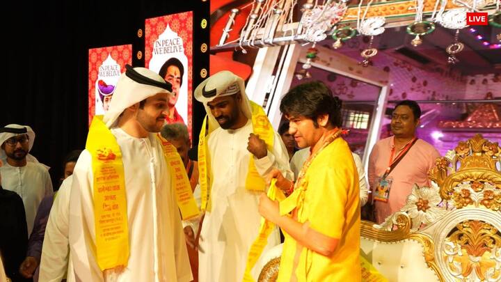 बाबा बागेश्वर धाम सरकार के पीठाधीश्वर धीरेंद्र शास्त्री कथा वाचन के लिए इस्लामिक देश दुबई पहुंचे हैं. यहां 5 दिवसीय कथा में बाबा का दरबार लगेगा. दुबई में बाबा बागेश्वर ने हिंदू मंदिर में मथा भी टेका.