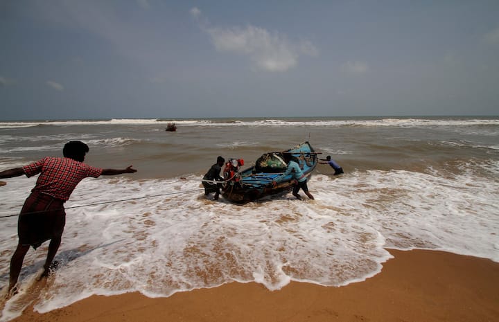 রেমালের প্রভাবে শনিবার থেকেই দক্ষিণবঙ্গজুড়ে বৃষ্টির আশঙ্কা রয়েছে। প্রবল বৃষ্টিতে ভাসতে পারে কলকাতাও। বেলা ১২ টা অবধি আকাশে কালো মেঘের চিহ্নটুকু নেই ঠিকই, তবে বিকেলের পর থেকেই দেখা যাবে দুর্যোগ-চিহ্ন।