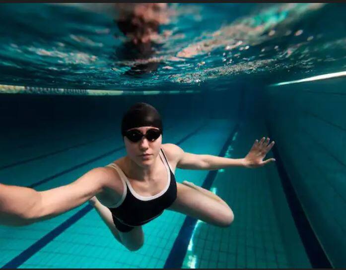 ਜੇਕਰ ਤੁਸੀਂ ਰੋਜ਼ਾਨਾ ਤੈਰਾਕੀ ਕਰਦੇ ਹੋ ਤਾਂ ਇਹ ਤੁਹਾਡੇ ਵਾਲਾਂ ਅਤੇ ਚਮੜੀ ਦੋਵਾਂ ਨੂੰ ਨੁਕਸਾਨ ਪਹੁੰਚਾ ਸਕਦਾ ਹੈ।