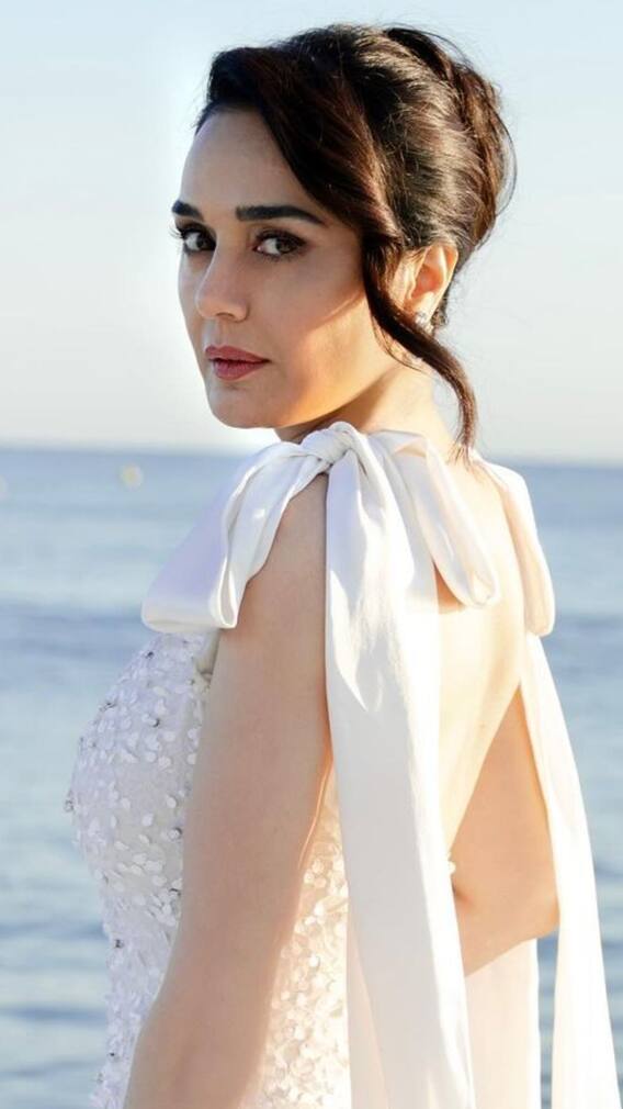 কে বলবে ৫০ ছুঁইছুঁই? Cannes-এ নজর কাড়লেন প্রীতি