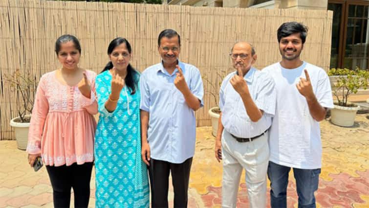 Lok Sabha Election 2024 Delhi CM Arvind Kejriwal Votes 'Chose To End Unemployment, Inflation': Delhi CM Kejriwal Casts Vote Along With Family — Watch