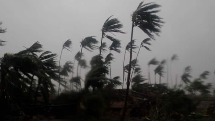 ঘূর্ণিঝড় রেমালের সর্বোচ্চ গতিবেগ হতে পারে ঘণ্টায় ১৩৫ কিলোমিটার। কলকাতায় ৭০-৯০ কিলোমিটার বেগে ঝড়ের সম্ভাবনা। 