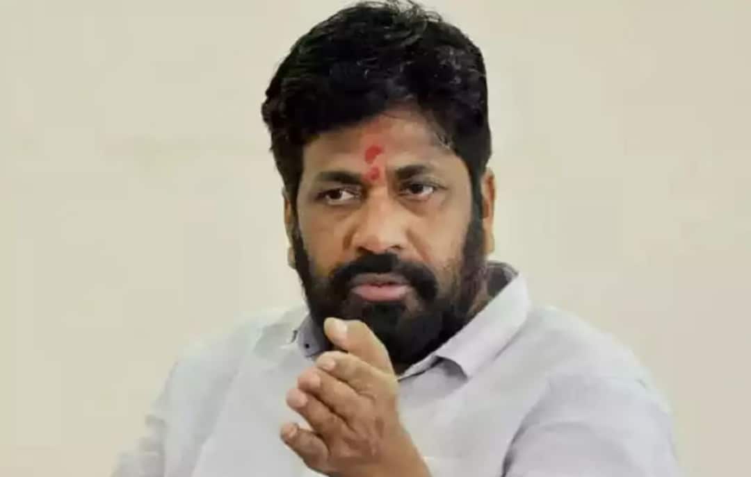 Bacchu kadu angry reaction to the Pune hit and run case Punce accident news crime  जास्त पैसा झाला की रस्त्यावर मस्ती येते, पैशामुळं शौकीन लोक माणुसकी विसरले, पुणे हिट अँड रन प्रकरणावर बच्चू कडूंचा संताप