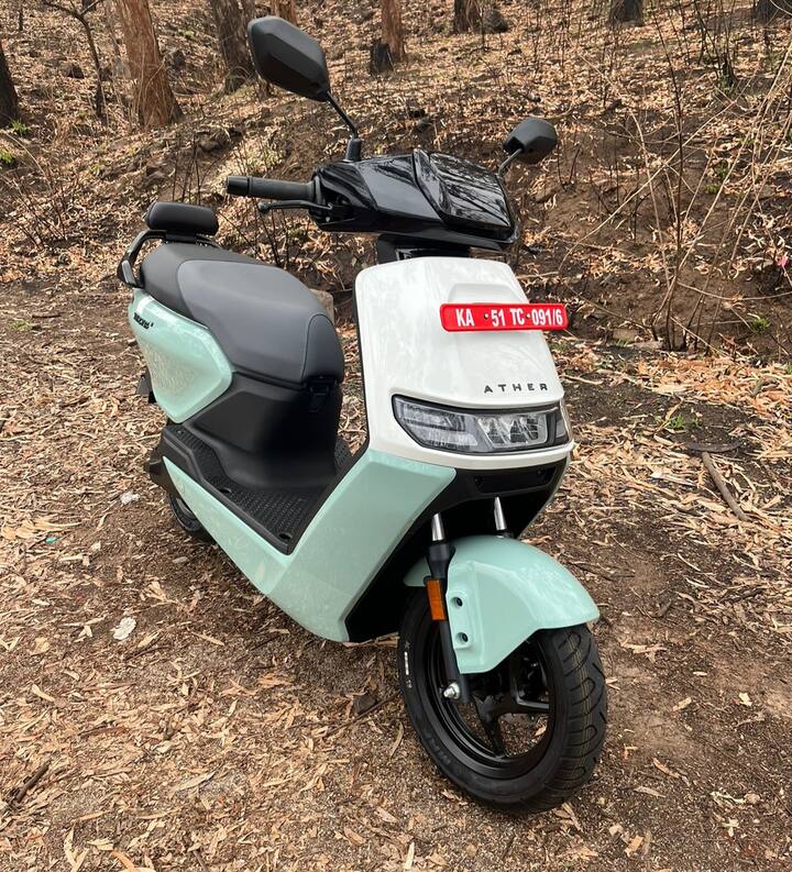 रिज्टा एक भारी स्कूटर है और इसका डिजाइन एक बॉक्स की तरह है, जो कि एथर के बाकी मॉडलों की तुलना में ज्यादा शार्प भी है. इस स्कूटर में करीब 450 एलीमेंट्स हैं, लेकिन इनमें से इसका डुअल टोन डिजाइन काफी शानदार है.