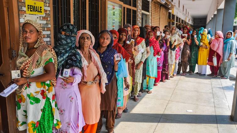 Lok Sabha Elections 2024 Sixth Phase Voting of on 58 Constituencies Know Voting Of UP Bihar Delhi West Bengal Jharkhand Odisha Lok Sabha Electons 2024: छठे चरण में 59 फीसदी से ज्यादा वोटिंग, बंगाल फिर अव्वल तो जम्मू-कश्मीर में भी बना रिकॉर्ड