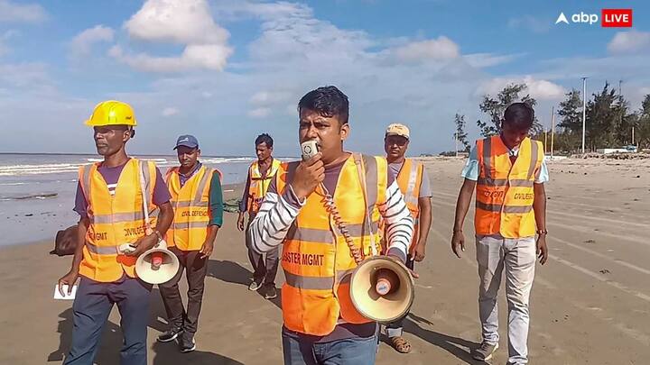 बंगाल की खाड़ी के ऊपर बना गहरा दबाव अब चक्रवाती तूफान में तब्दील होने जा रहा है. मौसम विभाग के मुताबिक, ये गहरा दबाव शनिवार शाम तक चक्रवाती तूफान में बदल सकता है और 26 मई की रात को पश्चिम बंगाल और बांग्लादेश के समुद्र तटों पर दस्तक दे सकता है.