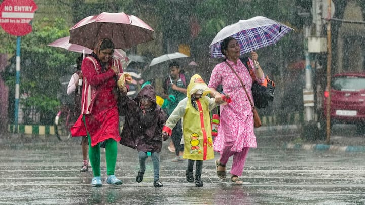 ঘূর্ণিঝড় রেমাল মোকাবিলায় সতর্ক প্রশাসন। মৎস্যজীবীদের সমুদ্রে যেতে নিষেধাজ্ঞা। উপকূলবর্তী এলাকার বাসিন্দাদের নিরাপদ আশ্রয়ে সরে যেতে জেলায় জেলায় মাইকে প্রচার পুলিশের।