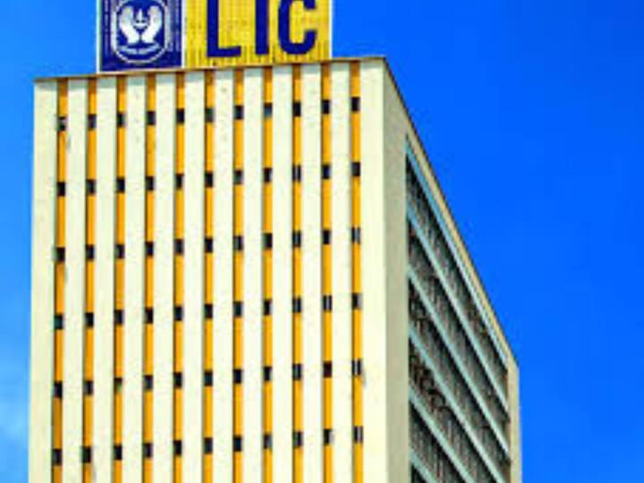 ਭਾਰਤੀ ਜੀਵਨ ਬੀਮਾ ਨਿਗਮ (Life Insurance Corporation) ਦੀ ਅਧਿਕਾਰਤ ਵੈੱਬਸਾਈਟ 'ਤੇ ਦਿੱਤੀ ਗਈ ਜਾਣਕਾਰੀ ਦੇ ਅਨੁਸਾਰ, LIC ਦੀ ਧਨ ਵ੍ਰਿਧੀ ਨੀਤੀ ਯੋਜਨਾ 869, UIN 512N362V02 ਨੂੰ 2 ਫਰਵਰੀ ਨੂੰ ਲਾਂਚ ਕੀਤਾ ਗਿਆ ਸੀ। ਇਸਨੂੰ 1 ਅਪ੍ਰੈਲ, 2024 ਨੂੰ ਵਾਪਸ ਲੈ ਲਿਆ ਗਿਆ ਸੀ। ਤੁਸੀਂ ਇਸ ਪਾਲਿਸੀ ਵਿੱਚ 10, 15 ਅਤੇ 18 ਸਾਲਾਂ ਦੀ ਮਿਆਦ ਲਈ ਨਿਵੇਸ਼ ਕਰ ਸਕਦੇ ਸੀ।