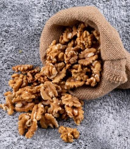 ਅਖਰੋਟ ਓਮੇਗਾ-3 ਫੈਟੀ ਐਸਿਡ ਨਾਲ ਭਰਪੂਰ ਹੁੰਦਾ ਹੈ। ਇਸ ਤੋਂ ਇਲਾਵਾ ਅਖਰੋਟ 'ਚ ਆਇਰਨ, ਫਾਸਫੋਰਸ, ਕਾਪਰ, ਪ੍ਰੋਟੀਨ, ਕੈਲਸ਼ੀਅਮ, ਮੈਗਨੀਸ਼ੀਅਮ ਅਤੇ ਸੇਲੇਨੀਅਮ ਵਰਗੇ ਪੋਸ਼ਕ ਤੱਤ ਭਰਪੂਰ ਮਾਤਰਾ 'ਚ ਹੁੰਦੇ ਹਨ।