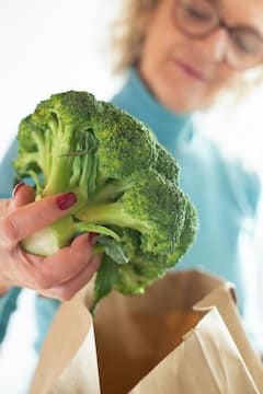 Broccoli : ब्रोकोलीचे आहेत अनेक फायदे; अशा पद्धतीने वापरल्यास खुलवते चेहऱ्याचे सौंदर्य!