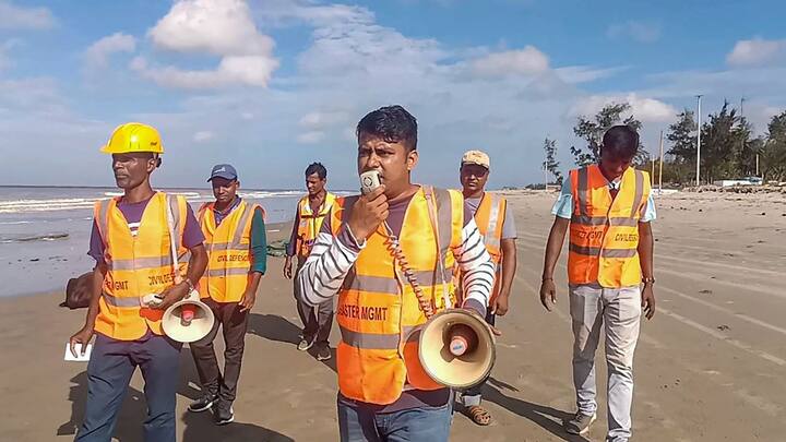 ভোটের মধ্যেই ঘূর্ণিঝড়ের অশনিসঙ্কেত। ধেয়ে আসছে ঘূর্ণিঝড় রেমাল, আছড়ে পড়বে কাল মধ্যরাতে।