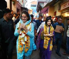 वाराणसी में रोड शो से पहले प्रियंका गांधी-डिंपल यादव ने किए 'काशी के कोतवाल' के दर्शन, देखें तस्वीरें