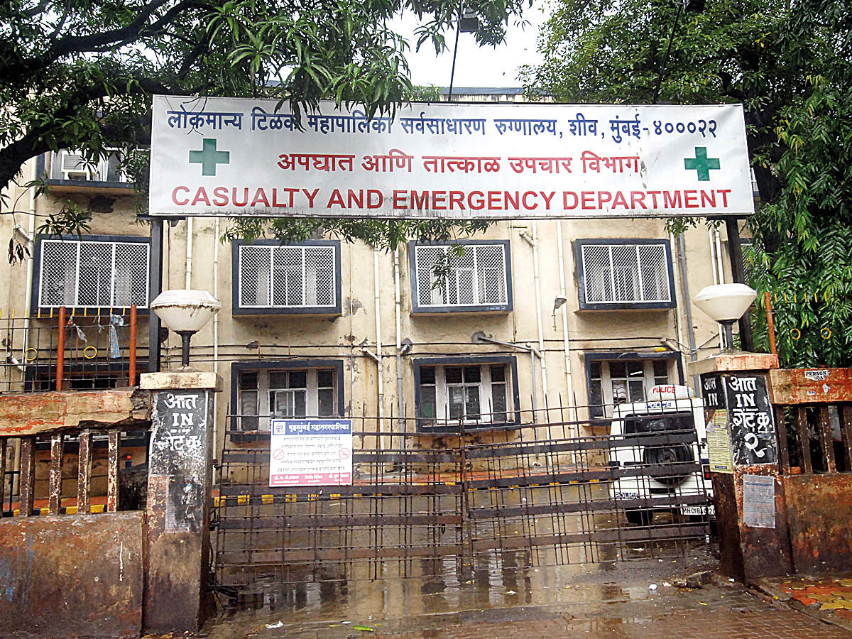 Sion Hospital Accident dean rajesh dere car crashesh rubeda sheikh doctor arrested by mumbai police marathi update Sion Hospital Accident : उपचार घेऊन निघालेल्या महिलेचा भरधाव गाडीने चिरडल्याने मृत्यू, सायन हॉस्पिटलच्या डीनला अटक 