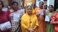 प्रयागराज में किन्नर अखाड़े के संतों ने डाला वोट, गीत और भजन भी गाए, देखें तस्वीरें