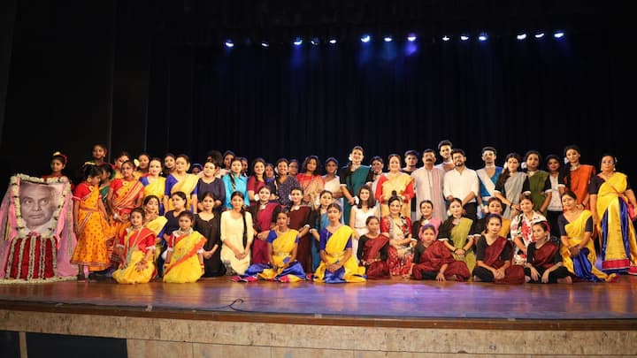Aparajita Adhya Performance: শুক্রবার বেহালা শরৎ সদনে 'রবি কিরণে নজরুলের দোলা' শীর্ষক অনুষ্ঠানের আয়োজন করেছিলেন অপরাজিতা আঢ্যর নৃত্য প্রশিক্ষণ কেন্দ্রের ছাত্রছাত্রীরা।