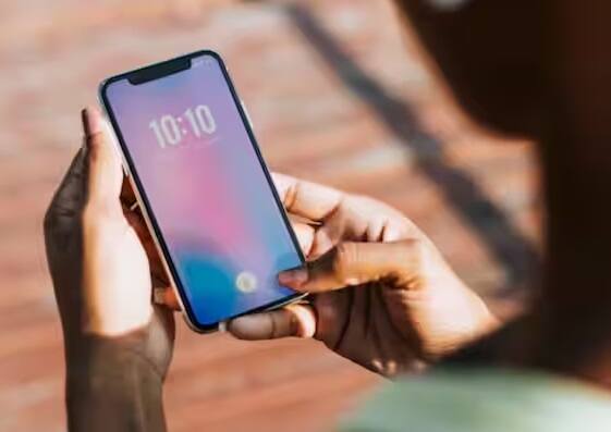 હવે કોઈની સાથે વાત કરવા માટે ફક્ત ફોન દ્વારા જ કૉલ કરી શકાય છે. વીડિયો કૉલ કરી શકાય છે. મેસેજ મોકલી શકાય છે.