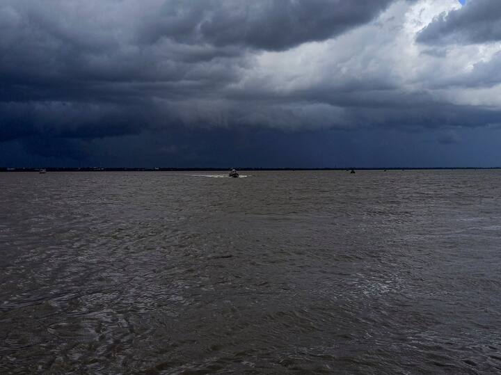 আবহাওয়া দফতরের পূর্বাভাস, এর প্রভাবে রবিবার দক্ষিণ ২৪ পরগনা, উত্তর ২৪ পরগনায় অতিভারী বৃষ্টির সঙ্গে ঝড়ের সম্ভাবনা রয়েছে। যার সর্বোচ্চ গতিবেগ হতে পারে ঘণ্টায় ১০০ কিমির বেশি।