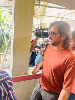 ఎన్నికల్లో ఓటు వేసిన MS ధోనీ.!